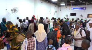 وصول 150 لاجئ سوداني إلى مطار بورتسودان من يوغندا